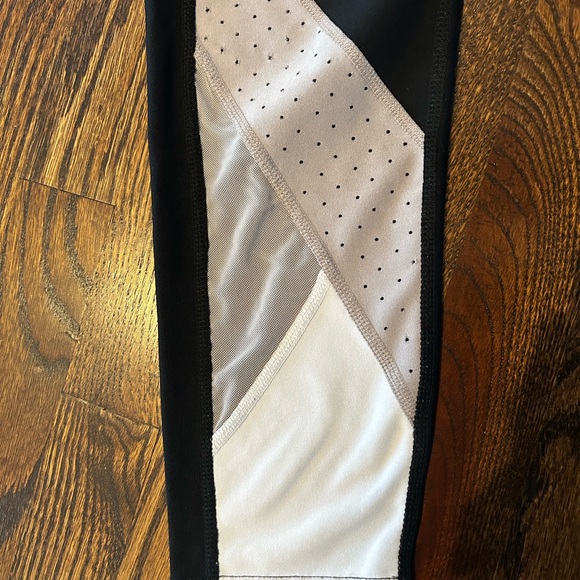 Women’s Crop Leggings with mesh bottom Size M - Picture 2 of 4